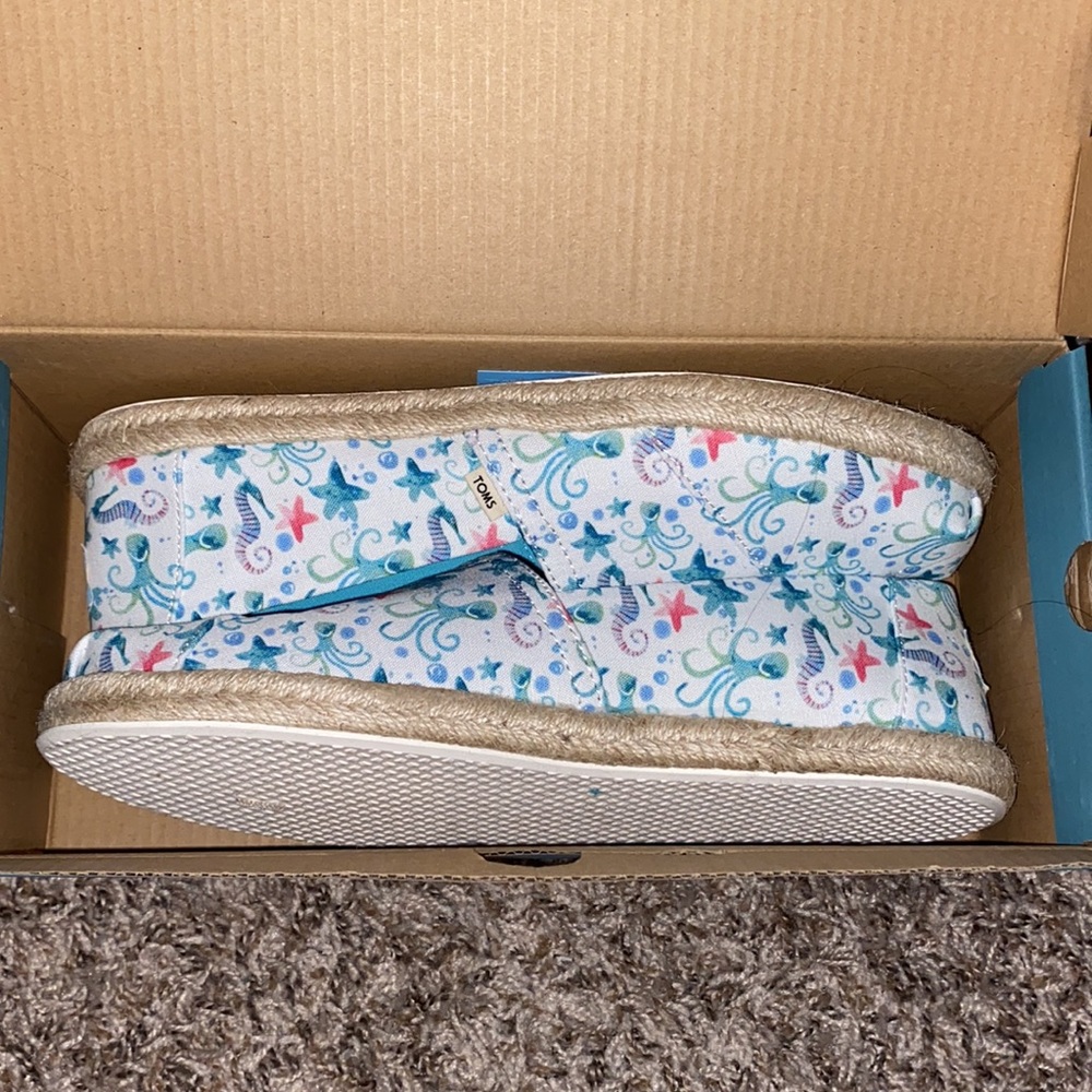 NWT Blue & White Toms